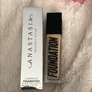 Anastasia Beverly Hills Cream Foundation Sleek Design